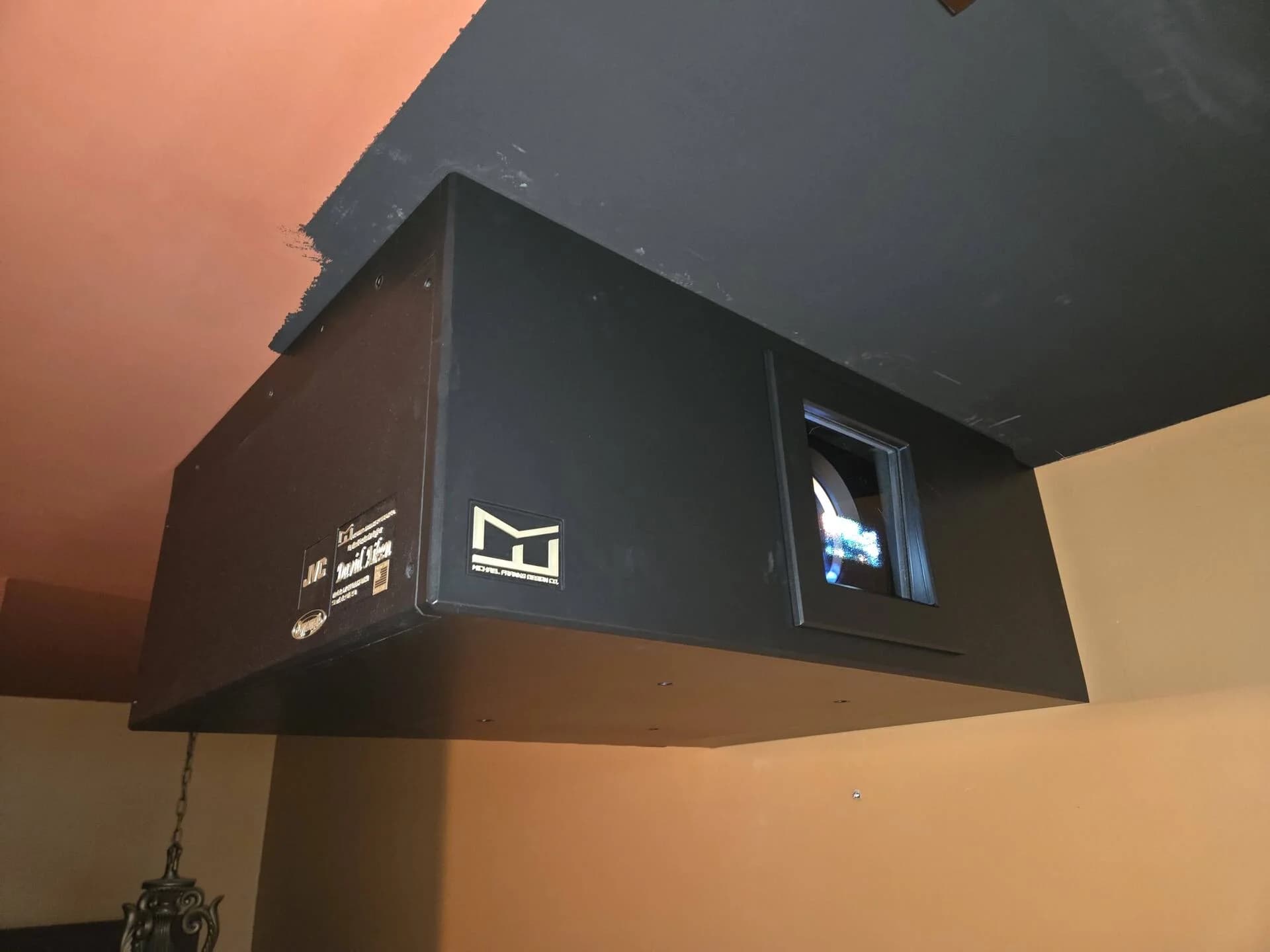 Side view with the projector's label